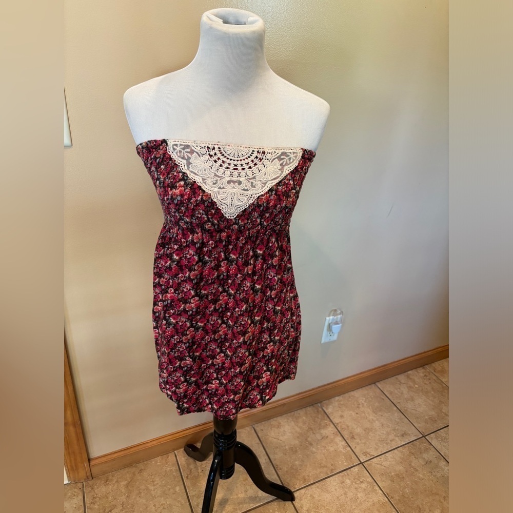No Boundaries Women’s Tube Style Tank Top Floral Black Pink Red Crochet Accent